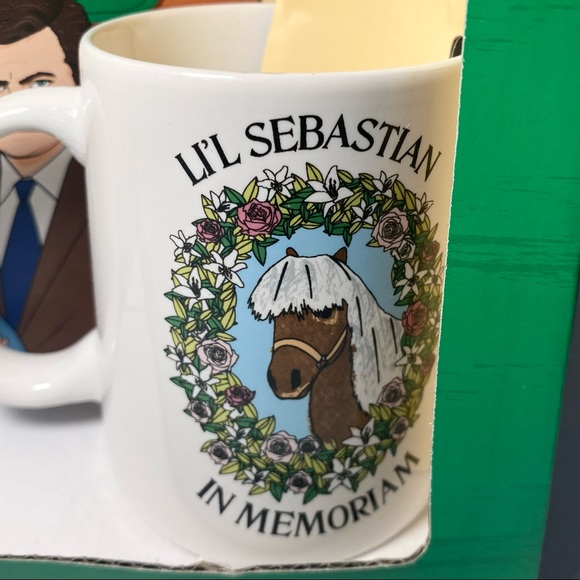 Smith Street Gift Parks & Recs Welcome to Pawnee  Book & Mug - Picture 2 of 8